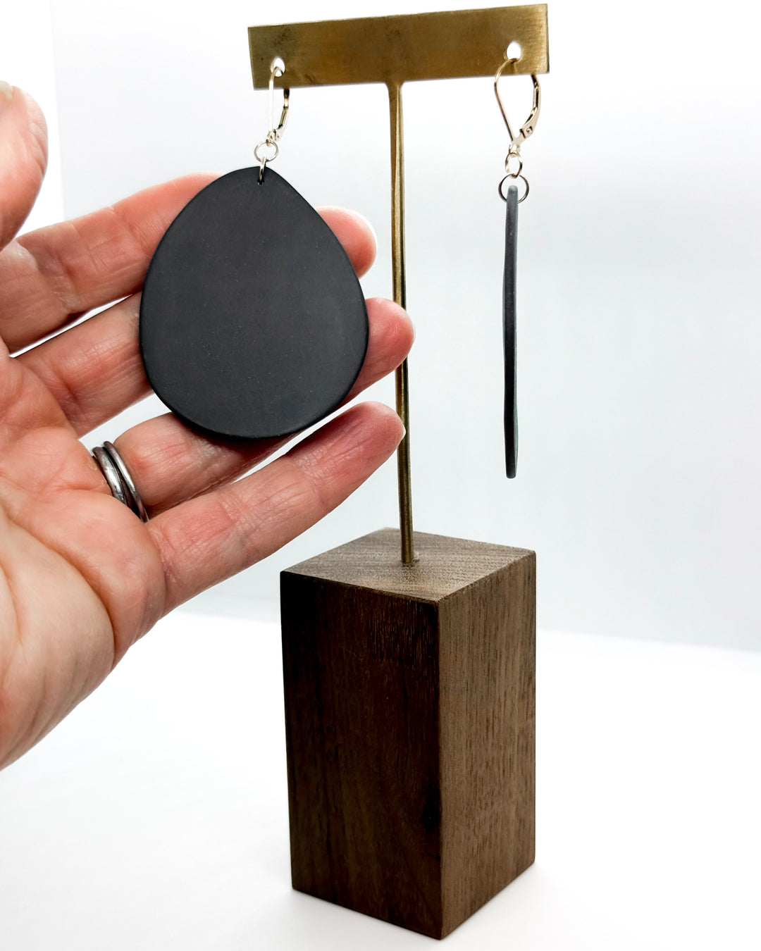 _the AURA dangle | black porcelain