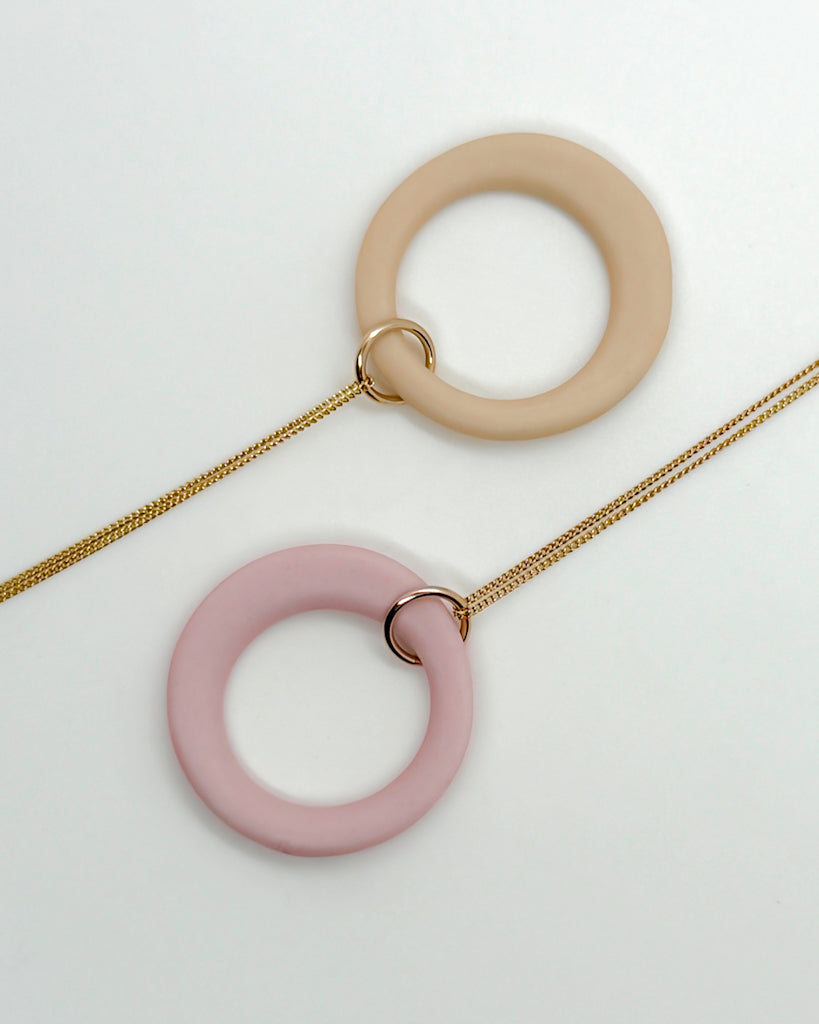 the LOOP necklace | porcelain