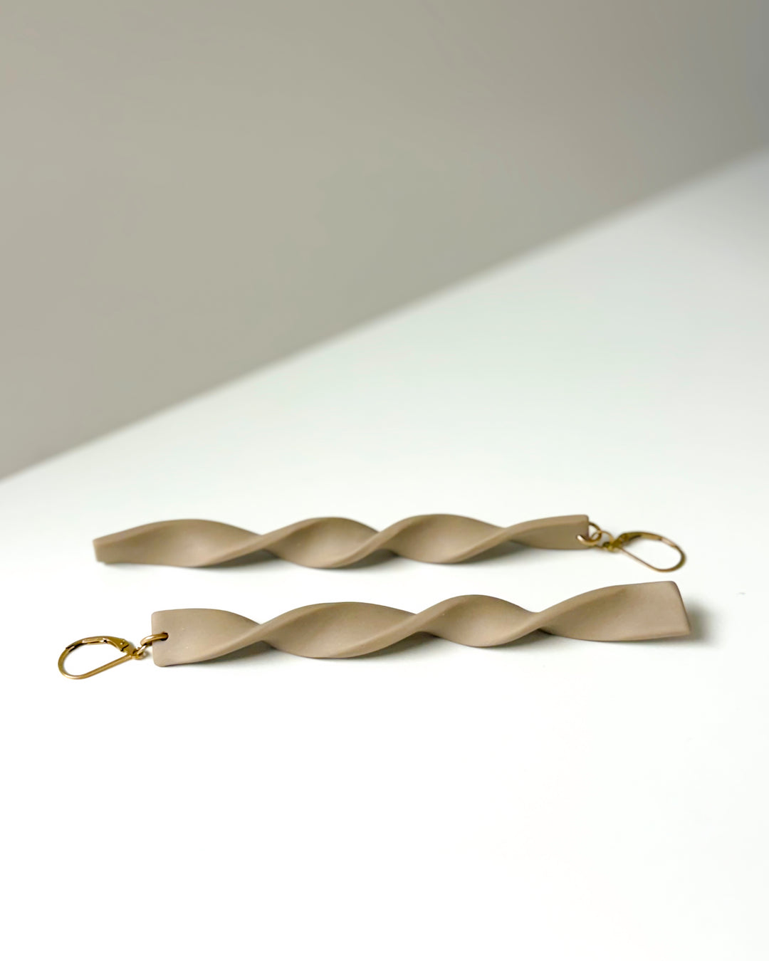 the DUNE RIBBON dangle | porcelain