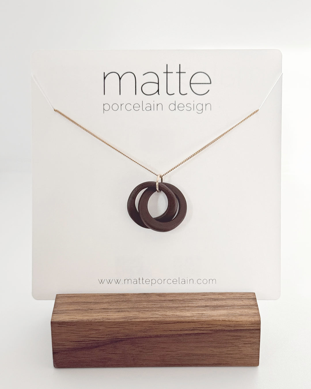 the MINI KNOT necklace | porcelain